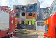 Prédio feito de contêineres pega fogo em Porto Alegre