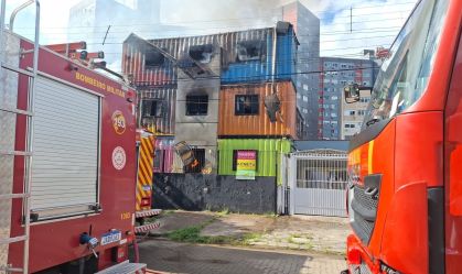 Prédio feito de contêineres pega fogo em Porto Alegre