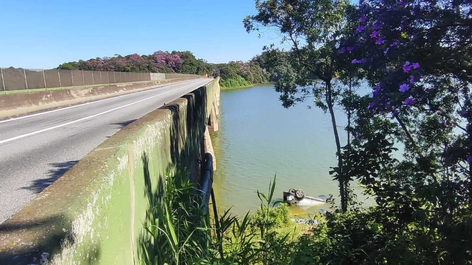 Imagem mostra estado em que carro ficou após cair em represa
