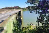 Homem perde controle de carro na Anchieta e morre ao cair na Billings