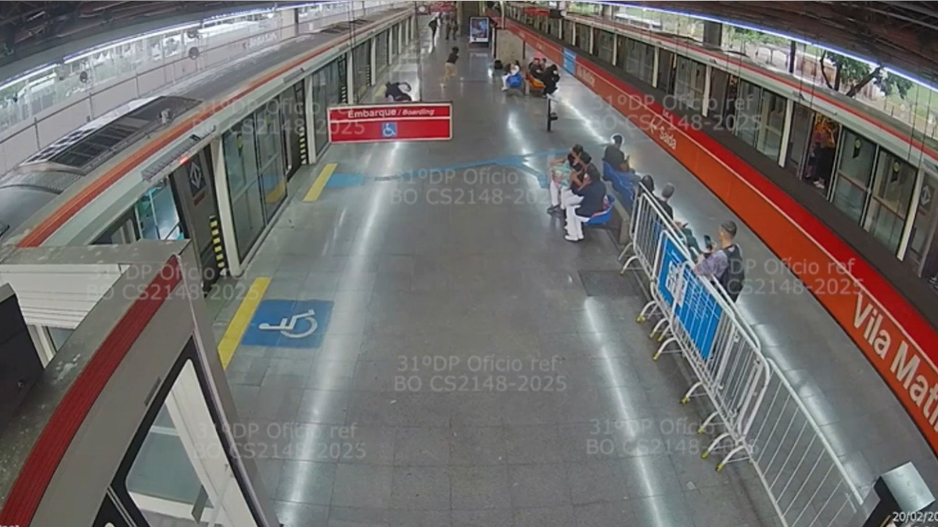 Imagem mostra jovem correndo após ser baleado em estação