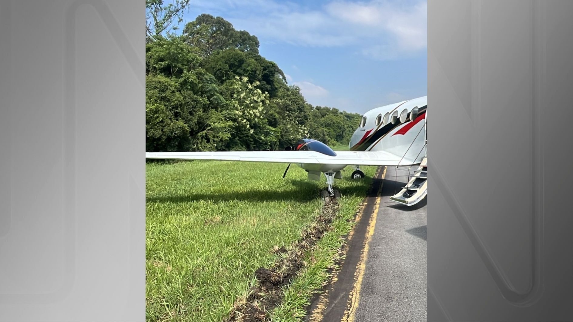 Avião de pequeno porte saiu da pista no aeroporto Campo de Marte, na zona norte de São Paulo • Reprodução