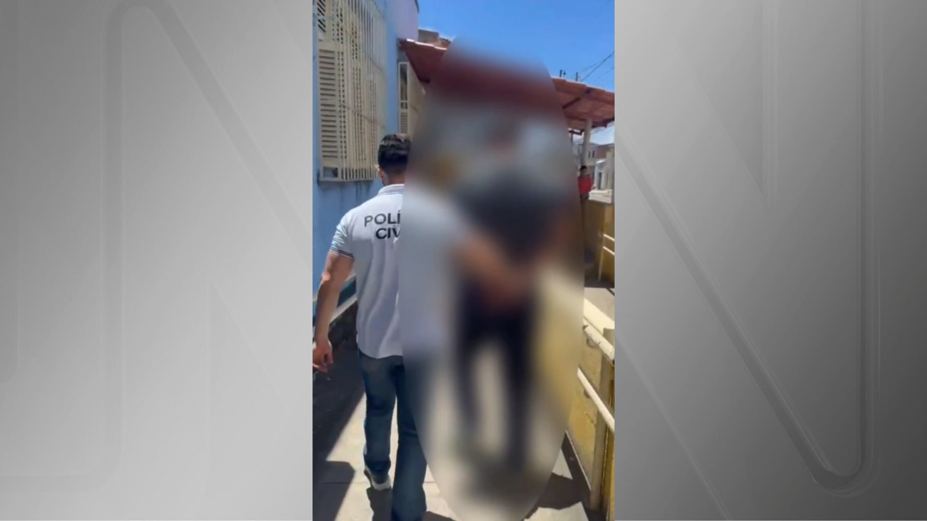 Momento em que o professor é preso por suspeita de assediar aluna em Maceió (AL)