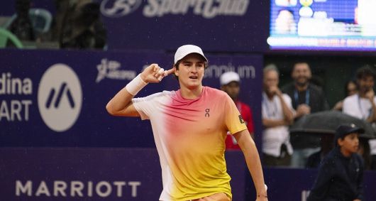 João Fonseca comemora vitória no ATP de Buenos Aires