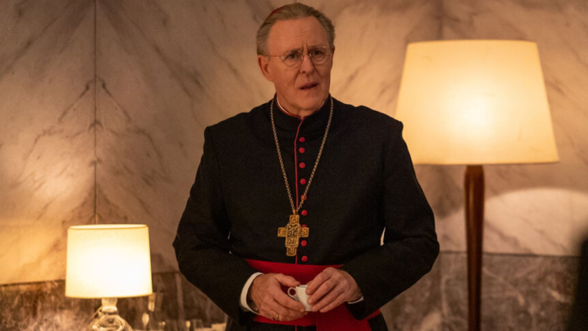 John Lithgow interpretou um dos bispos de "Conclave", filme indicado ao Oscar 2025 • Reprodução