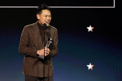 Jon M. Chu recebe prêmio de Melhor Diretor por Wicked no Critics Choice Awards 2025