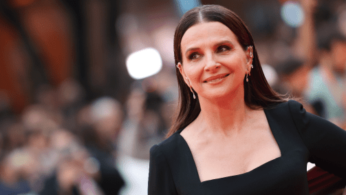 Juliette Binoche no tapete vermelho de "The Return" durante o 19º Festival de Cinema de Roma no Auditorium Parco Della Musica em 19 de outubro de 2024, em Roma, Itália