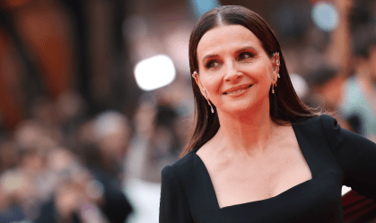 Juliette Binoche no tapete vermelho de "The Return" durante o 19º Festival de Cinema de Roma no Auditorium Parco Della Musica em 19 de outubro de 2024, em Roma, Itália