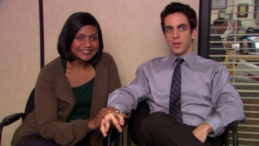Em "The Office", Mindy Kaling e BJ Novak interpretaram o par — nada — romântico Kelly e Ryan • Reprodução
