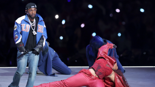 Kendrick Lamar e SZA se apresentam no palco durante o Apple Music Super Bowl LIX Halftime Show no Caesars Superdome, em 9 de fevereiro de 2025, em Nova Orleans, Louisiana