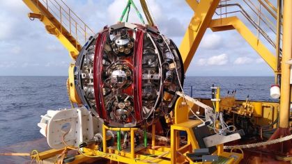 Uma unidade de detecção do Telescópio de Neutrinos do Quilômetro Cúbico, ou KM3NeT, é mostrada antes de ser baixada até o fundo do oceano no Mar Mediterrâneo