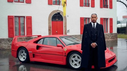 Hamilton em frente a casa de Enzo Ferrari