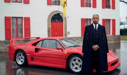 Hamilton em frente a casa de Enzo Ferrari