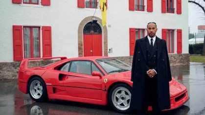 Hamilton em frente a casa de Enzo Ferrari