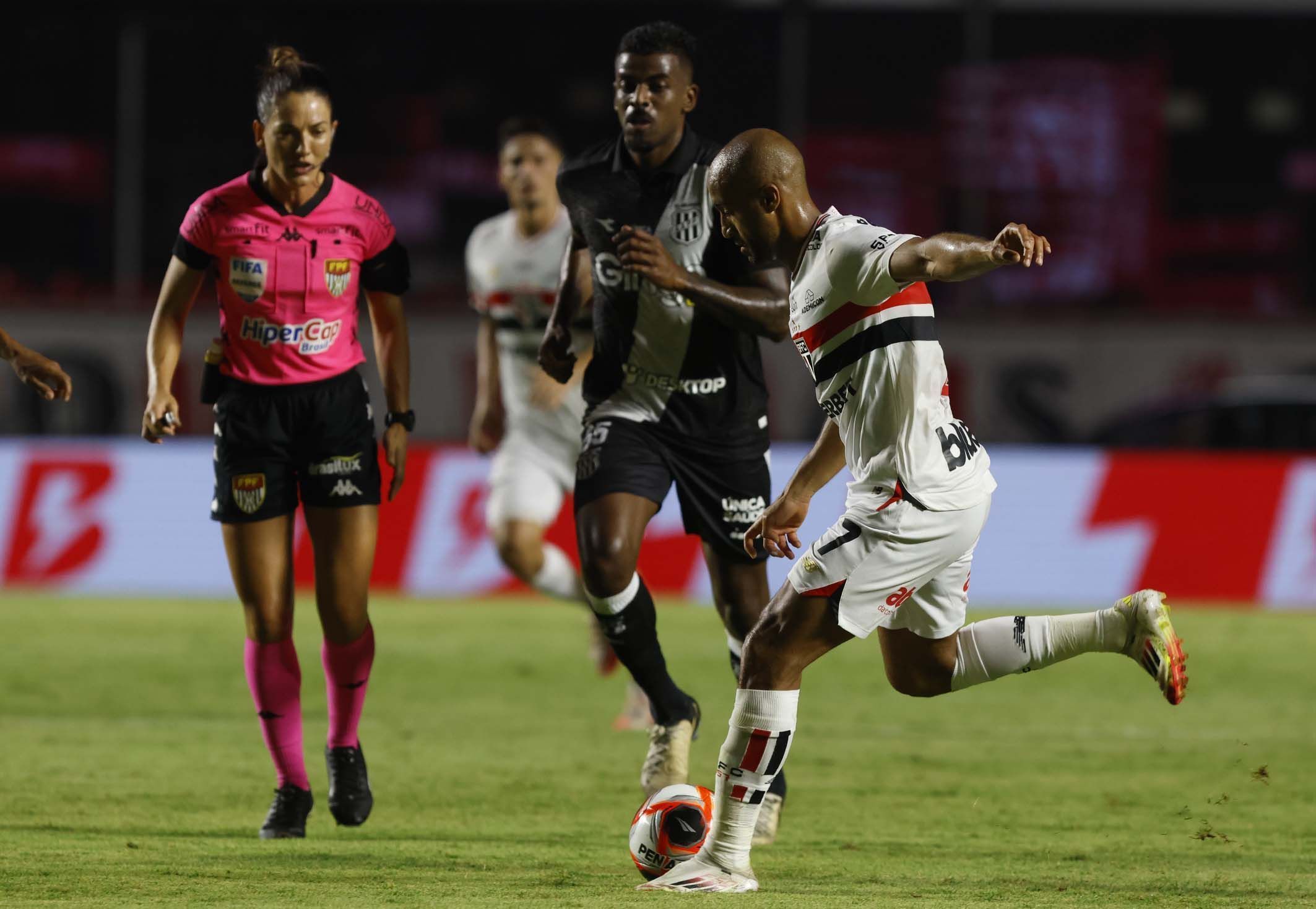 Lucas em partida contra a Ponte Preta • Rubens Chiri / São Paulo FC