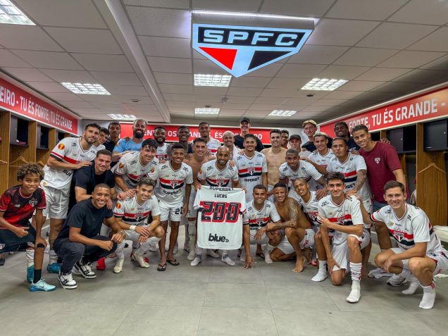 Elenco do São Paulo celebra marca conquistada por Lucas • Foto: Reprodução / São Paulo F.C.