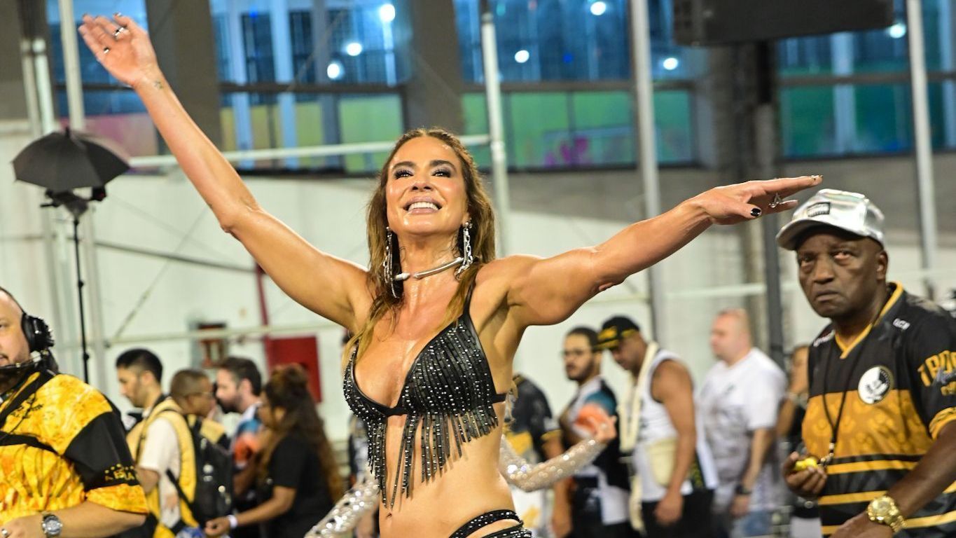 Luciana Gimenez no ensaio da escola de samba Vai-Vai