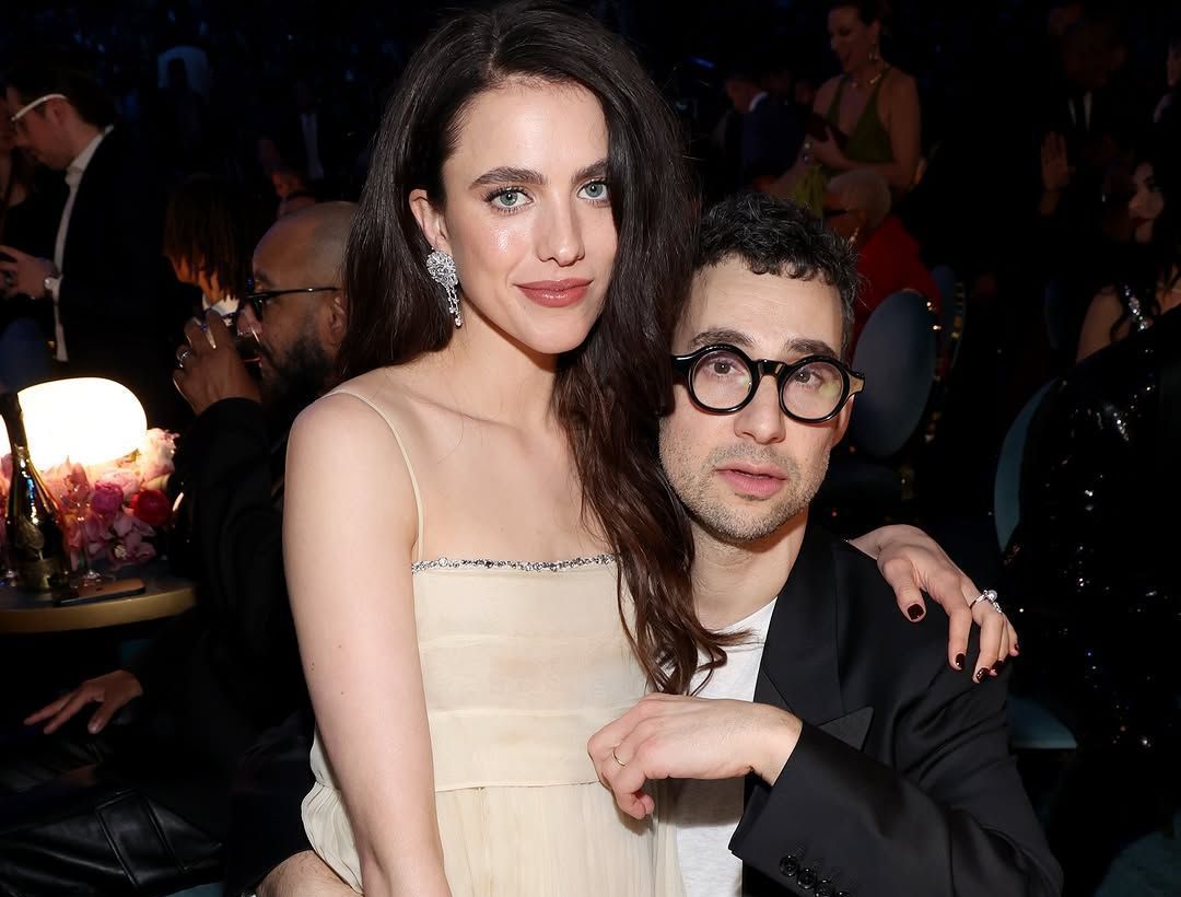 Margaret Qualley e Jack Antonoff na premiação do Grammy