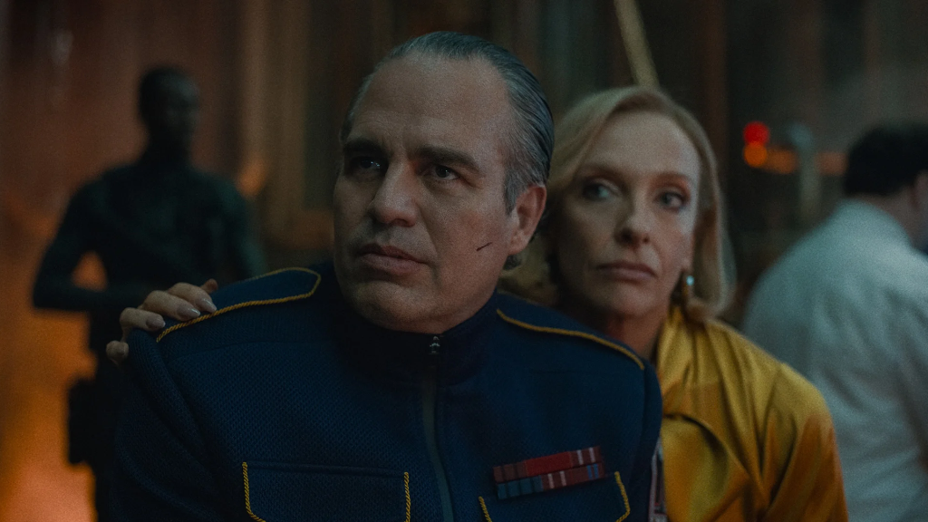 Mark Ruffalo e Toni Collette em "Mickey 17"