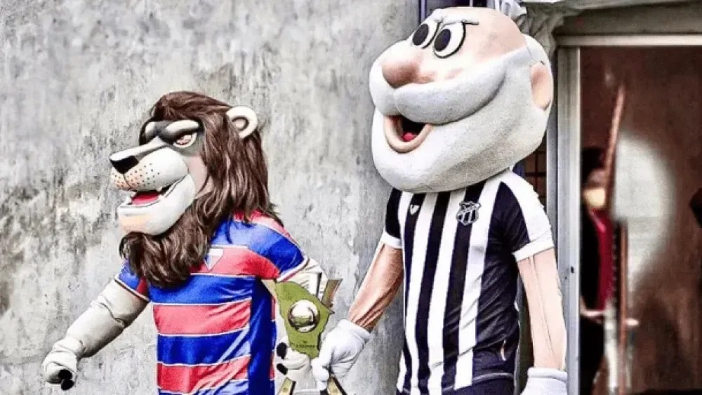 Mascotes de fortaleza e Cará com o troféu com Campeonato Cearense