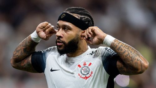 Memphis Depay durante partida do Corinthians