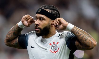Memphis Depay durante partida do Corinthians