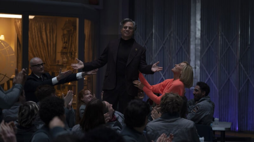 Mark Ruffalo e Toni Collette em "Mickey 17" • Divulgação