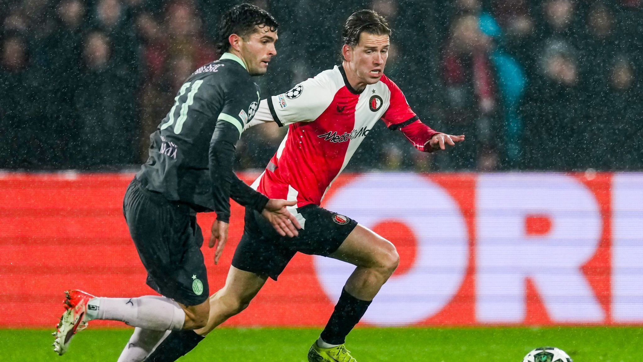 Disputa de bola no duelo Feyenoord x Milan pela Champions League