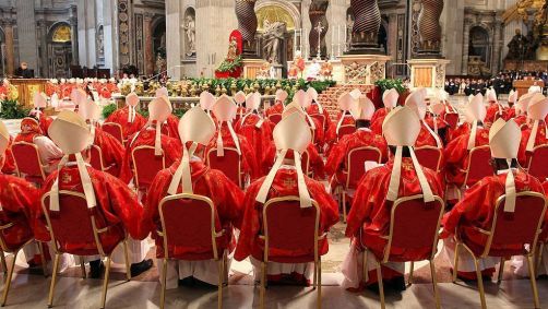 Cardeais comparecem à Missa Pro Eligendo Romano Pontifice na Basílica de São Pedro, antes de entrarem no conclave para decidir quem será o próximo papa, em 12 de março de 2013 na Cidade do Vaticano, Vaticano