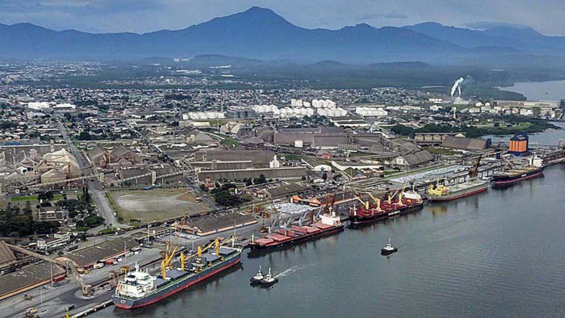 Navios no Porto de Paranaguá (PR)