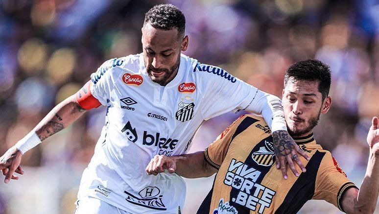 Neymar durante disputa de bola no jogo Novorizontino x Santos
