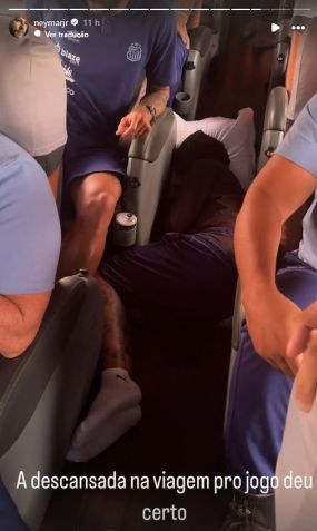 Neymar aparece deitado em corredor de ônibus antes de jogo do Santos contra a Inter de Limeira • Reprodução/Instagram