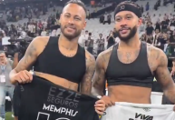 Neymar e Memphis Depay trocam camisas e chuteiras após clássico