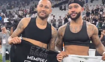 Neymar e Depay trocam camisas após clássico do Timão e Peixe