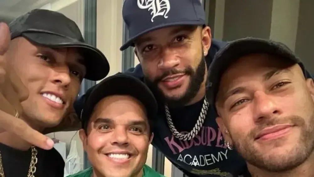 Neymar e Memphis aproveitaram a noite de folga no poker
