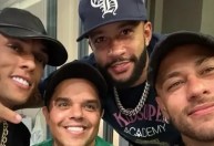 Craques de Corinthians e Santos, Memphis e Neymar jogam poker juntos