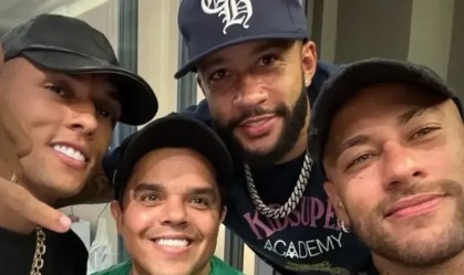 Neymar e Memphis aproveitaram a noite de folga no poker