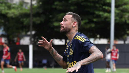 Neymar durante treno pelo Santos nesta semana