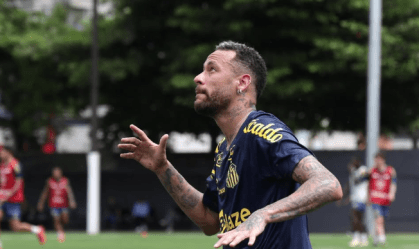 Neymar durante treno pelo Santos nesta semana