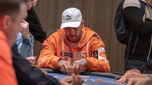 Neymar durante partida de poker