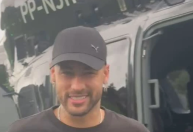 De helicóptero, Neymar se reapresenta para treino no CT Rei Pelé