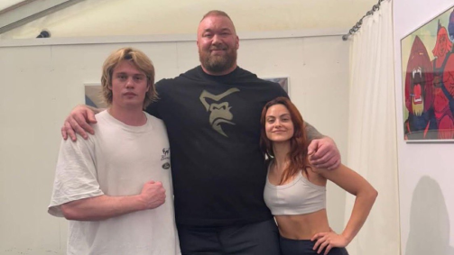 Nicholas Galitzine, Hafthor Bjornsson e Camila Mendes nos bastidores do filme