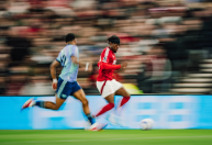Arsenal empata e fica distante do líder Liverpool