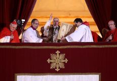 O recém-eleito Papa Francisco I aparece na sacada central da Basílica de São Pedro em 13 de março de 2013 na Cidade do Vaticano, Vaticano.