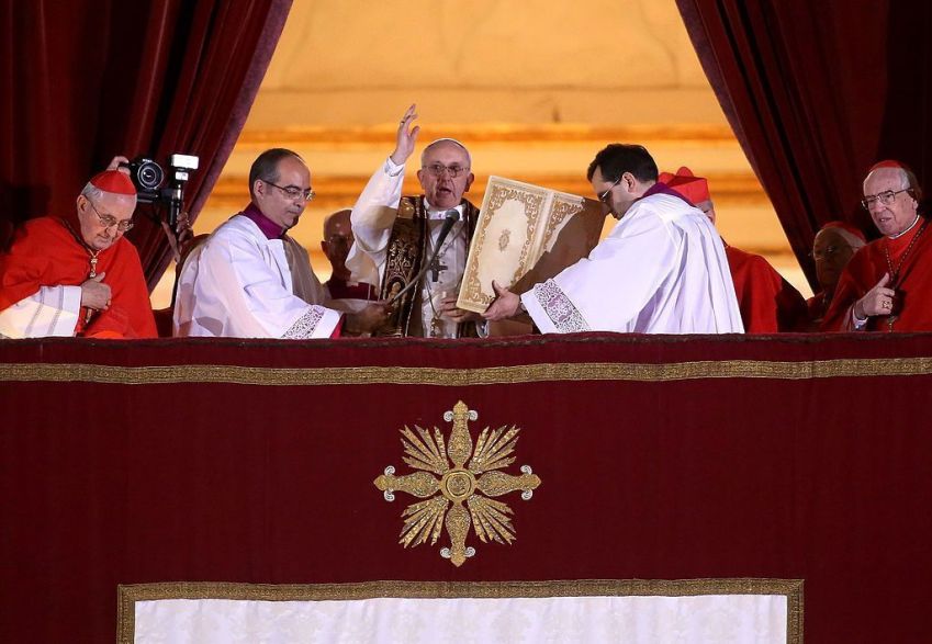 O recém-eleito Papa Francisco I aparece na sacada central da Basílica de São Pedro em 13 de março de 2013 na Cidade do Vaticano, Vaticano • Franco Origlia/Getty Images