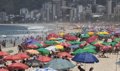 MOVIMENTAÇÃO NA PRAIA DE IPANEMA, NESTA SEGUNDA-FEIRA (17).