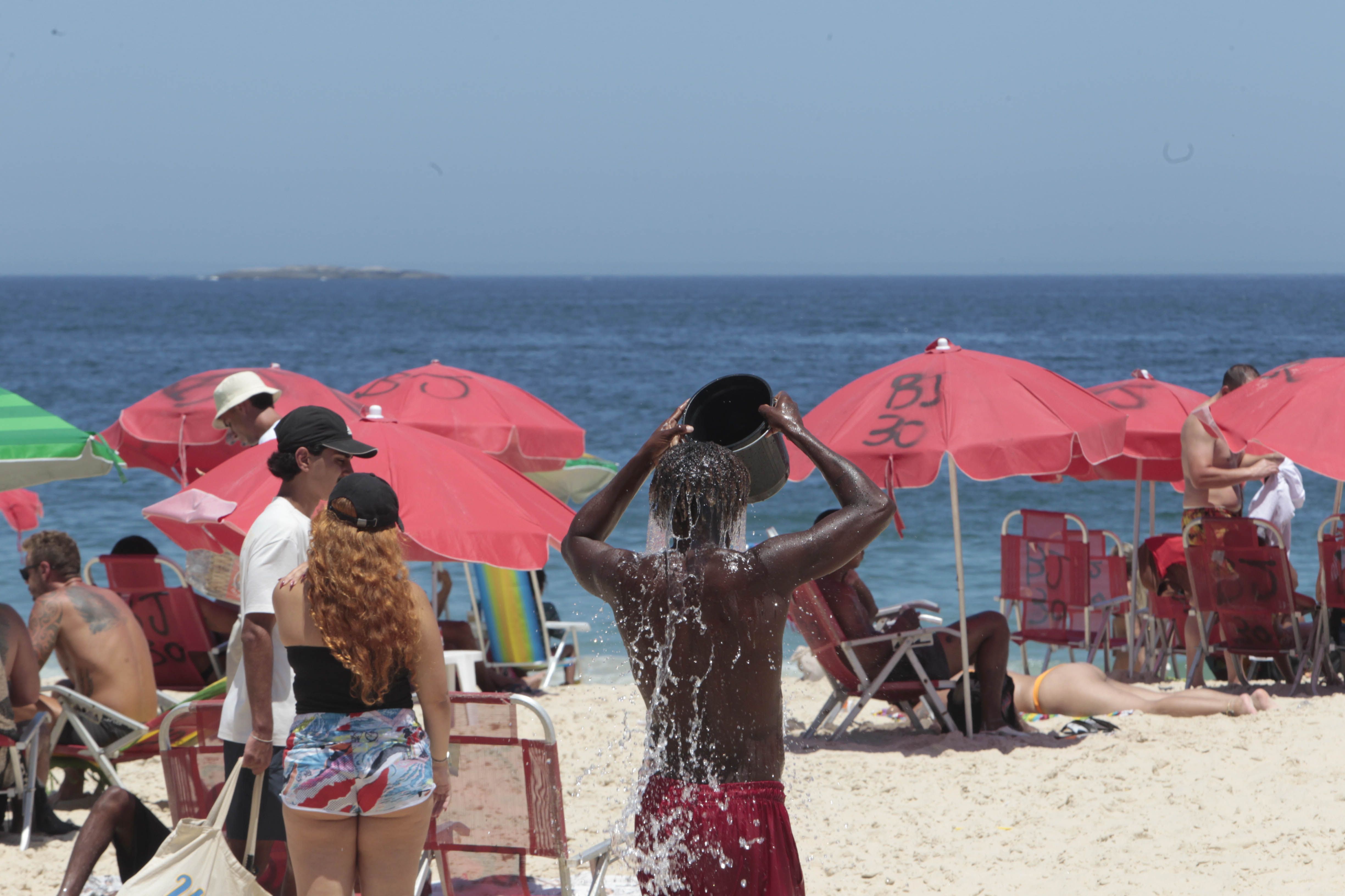 MOVIMENTAÇÃO NA PRAIA DE IPANEMA, NESTA SEGUNDA-FEIRA (17).