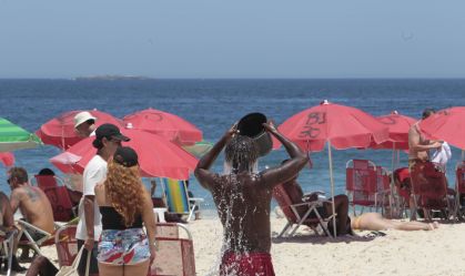 MOVIMENTAÇÃO NA PRAIA DE IPANEMA, NESTA SEGUNDA-FEIRA (17).