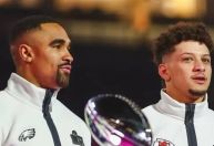 Mahomes x Hurts: compare números dos quarterbacks do Super Bowl LIX