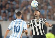 Botafogo se manifesta após torcedores do Racing serem baleados no Rio
